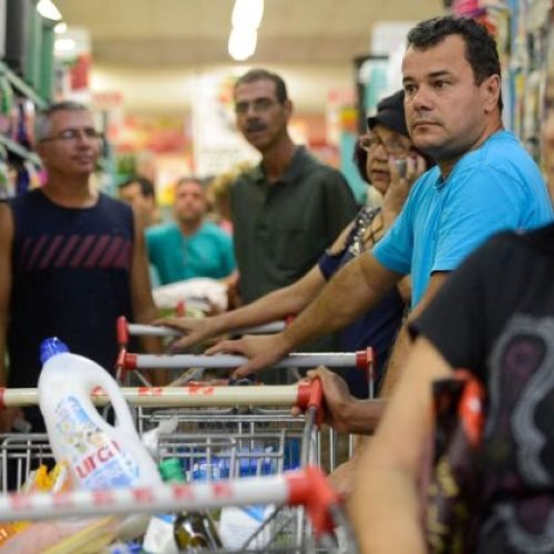Supermercados lotados e com filas nos caixas e na entrada funcionam em horário reduzido

Foto: Tânia Rêgo/Agência Brasil