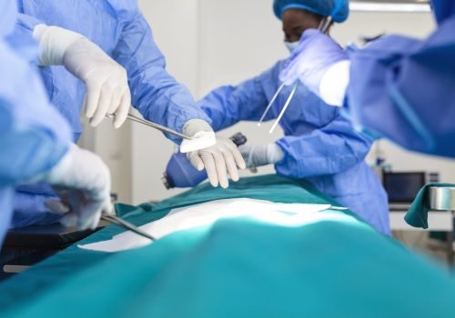 Pelo texto, as secretarias de saúde poderão firmar convênios ou contratos com estabelecimentos privados