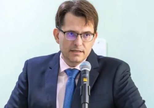 Prefeito Renan Braga, que recebeu o candidato do União Brasil em caminhada no domingo (13), responde a inquérito da Polícia Civil e tem medida protetiva contra si


Foto: Divulgação