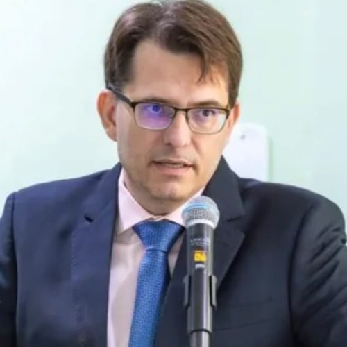 Prefeito Renan Braga, que recebeu o candidato do União Brasil em caminhada no domingo (13), responde a inquérito da Polícia Civil e tem medida protetiva contra si


Foto: Divulgação